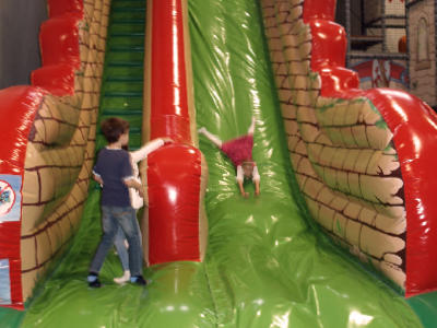 Kinder Luftrutsche in der DingoBurg Dingolfing - Indoorspielplatz für Kinder