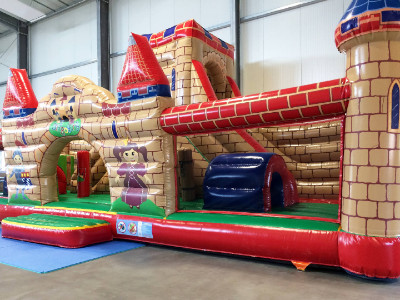 Hüpfburg in der DingoBurg Dingolfing - Indoorspielplatz für Kinder