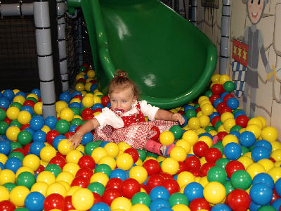 Kleinkinder Bällebad in der DingoBurg Dingolfing - Indoorspielplatz für Kinder