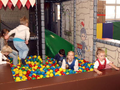 Kleinkinder Bällebad in der DingoBurg Dingolfing - Indoorspielplatz für Kinder